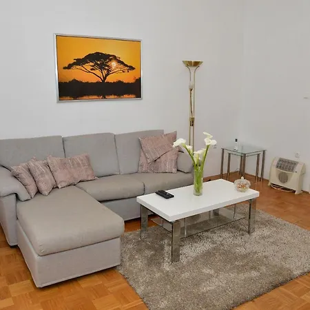 Three Bedroom Apartment 5 Min From Beach - Ae1560 *