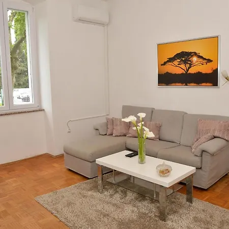 Three Bedroom Apartment 5 Min From Beach - Ae1560 *