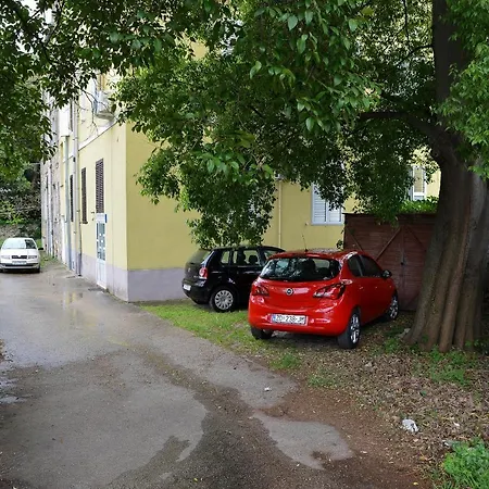Apartment Three Bedroom Apartment 5 Min From Beach - Ae1560 *