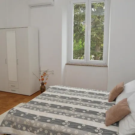 Apartment Three Bedroom Apartment 5 Min From Beach - Ae1560