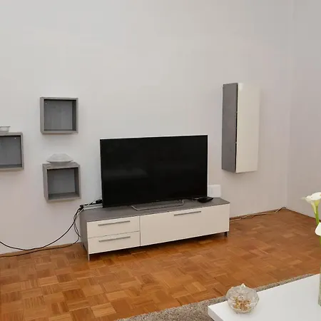 Apartment Three Bedroom Apartment 5 Min From Beach - Ae1560